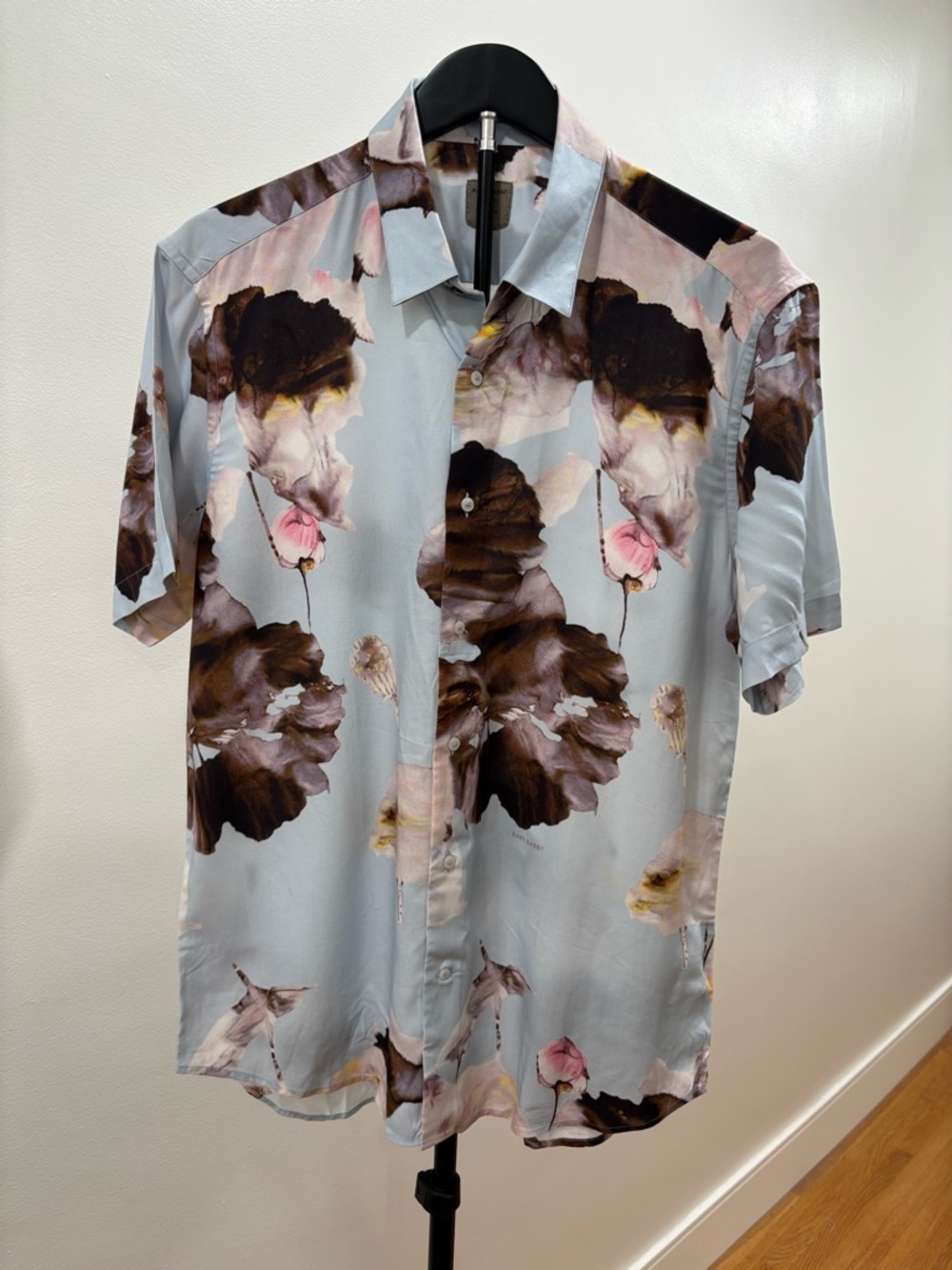 626. Rare Rabbit Men's Light Blue Floral Short-Sleeve Button-Up Shirt